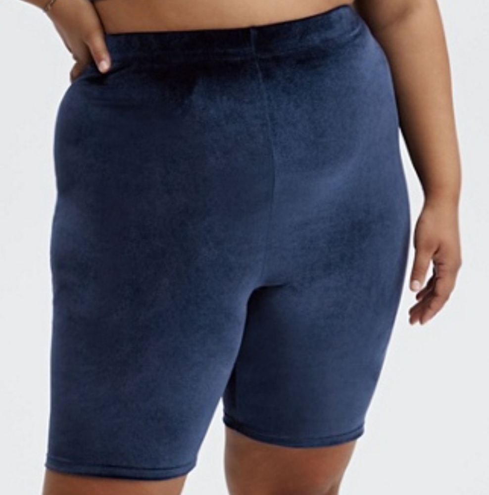 FABLETICS: NWT High Waisted Velour 9" Short